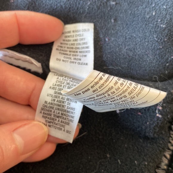 Old navy ladies polyester filled thick vest in size small. - Picture 6 of 8